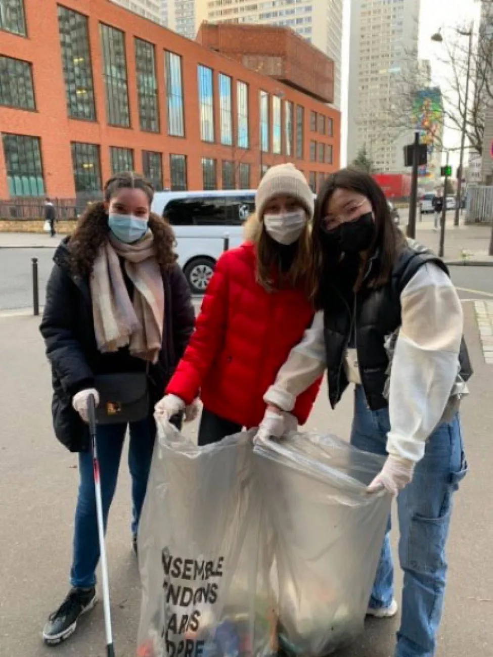 Les étudiants de PSB se mobilisent pour nettoyer le quartier des Olympiades